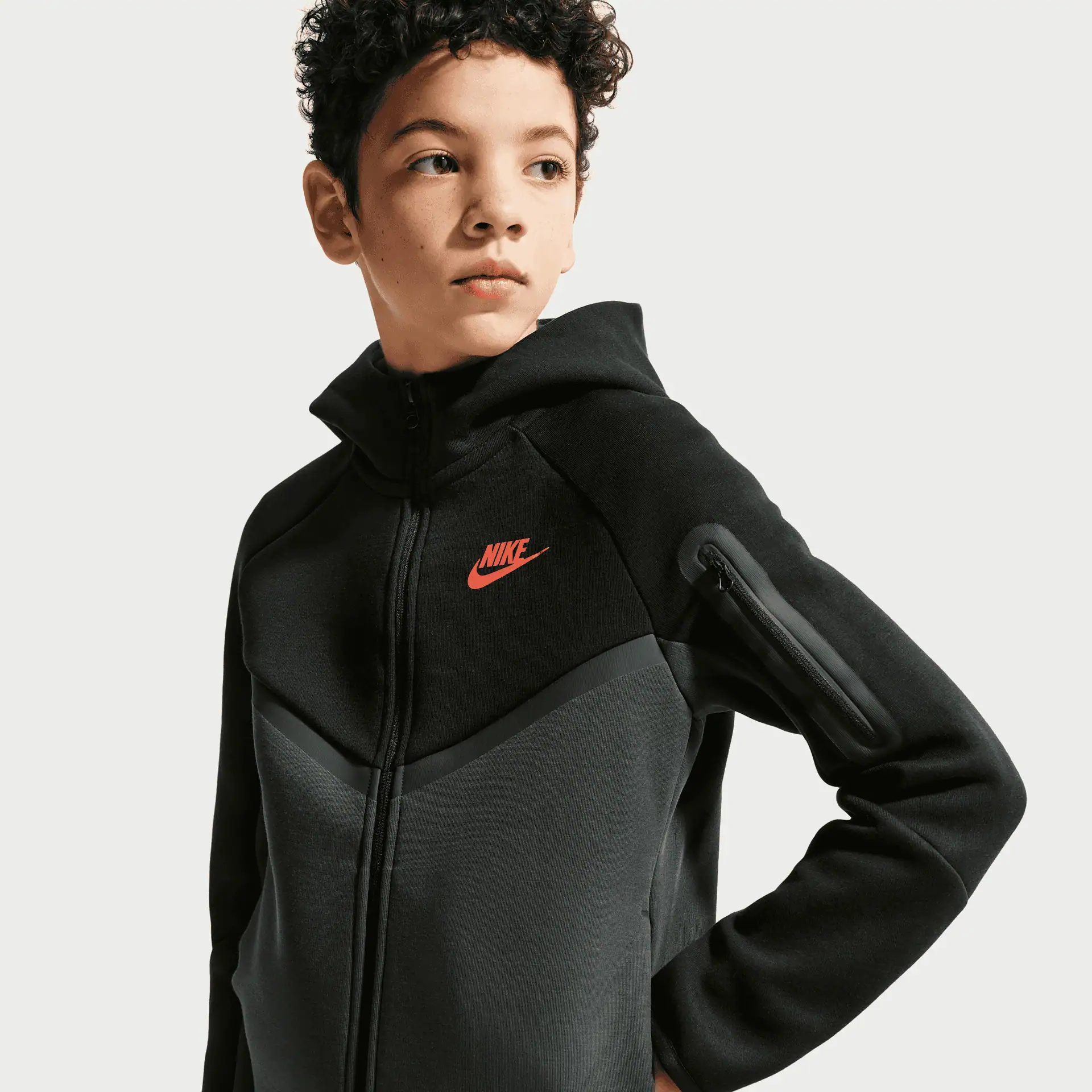 Nike Tech Fleece-hættetrøje med lynlås til større børn – sort