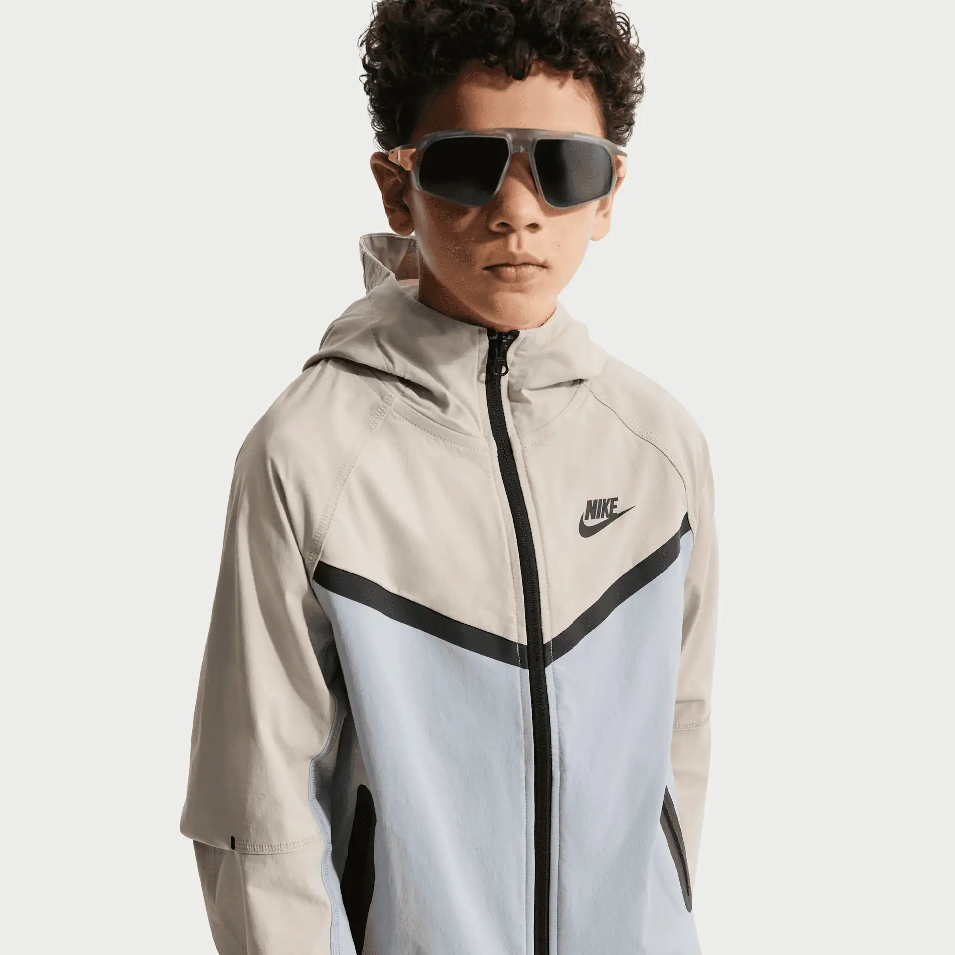 Vævet Nike Tech-jakke til større børn (drenge) – grå
